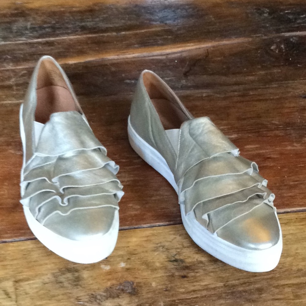 Anthropoligie Seychelles Quake Ruffle Sneaker